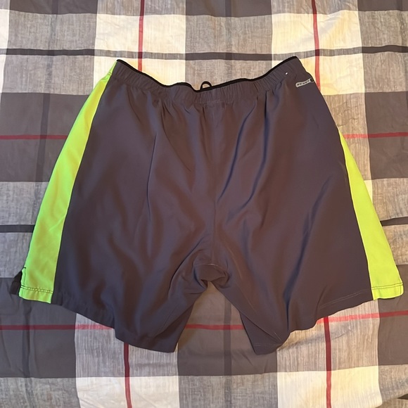 Old Navy Go-Dry Men’s Shorts - Picture 2 of 2
